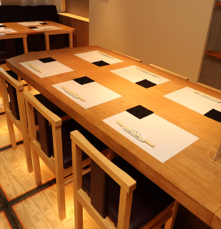 テーブル席（4名）小宴会向けの広いテーブルが魅力のお席です。